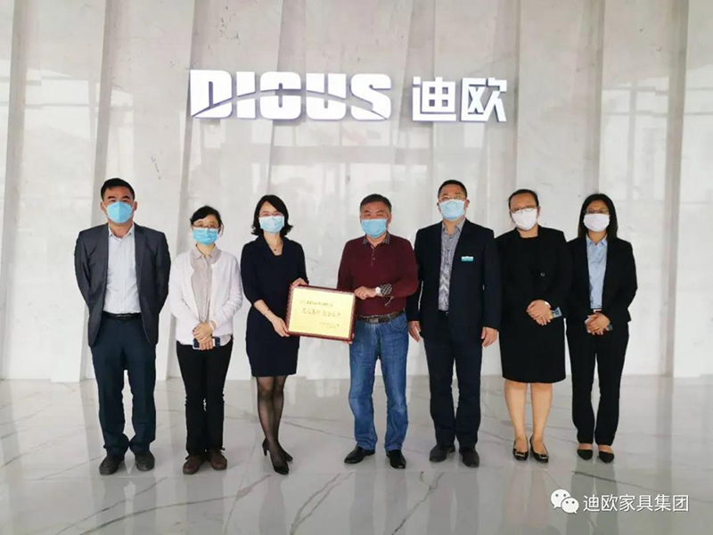 江門市江海區衛生健康局局長唐春女士、副局長楊家慧女士一行為廣東迪歐家具實業有限公司頒發捐款證書