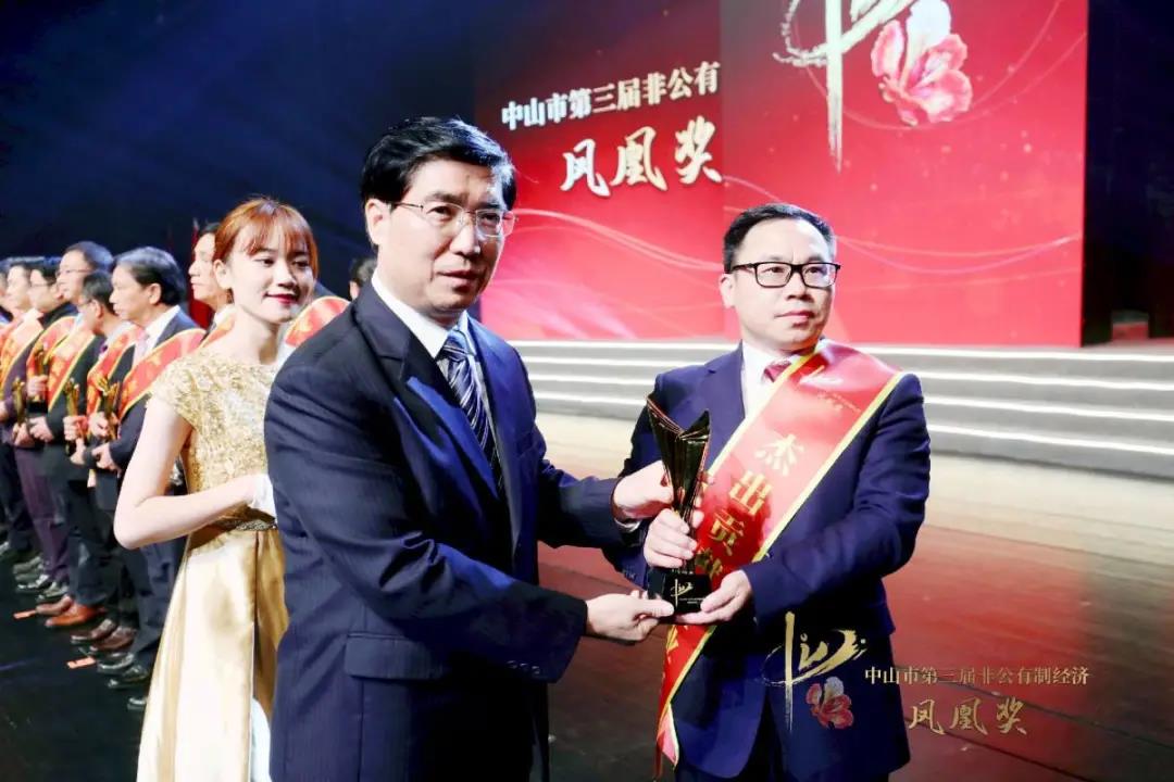 市委書記賴澤華親自頒獎(jiǎng)，迪歐集團(tuán)執(zhí)行總裁李賤根代表黃壽金董事長領(lǐng)獎(jiǎng)