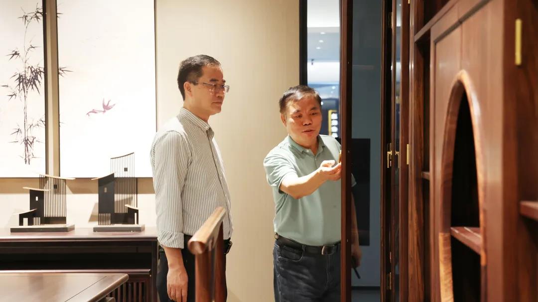 王克會長現場感受展廳家具的工藝、性能以及產品優勢