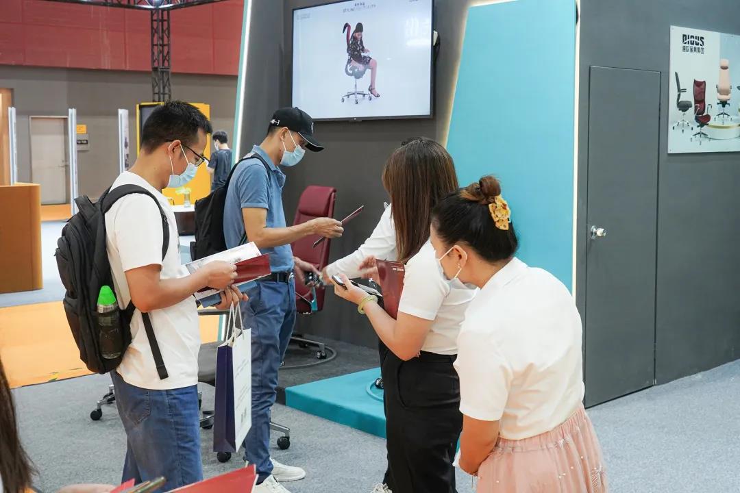 圖丨展位現(xiàn)場，目之所及皆是前來咨詢的客商，人氣指數(shù)爆棚