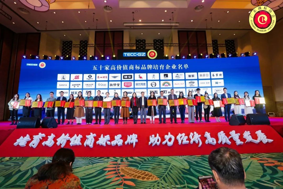 年度品牌影響力企業！迪歐家具集團攬獲多項重磅大獎！